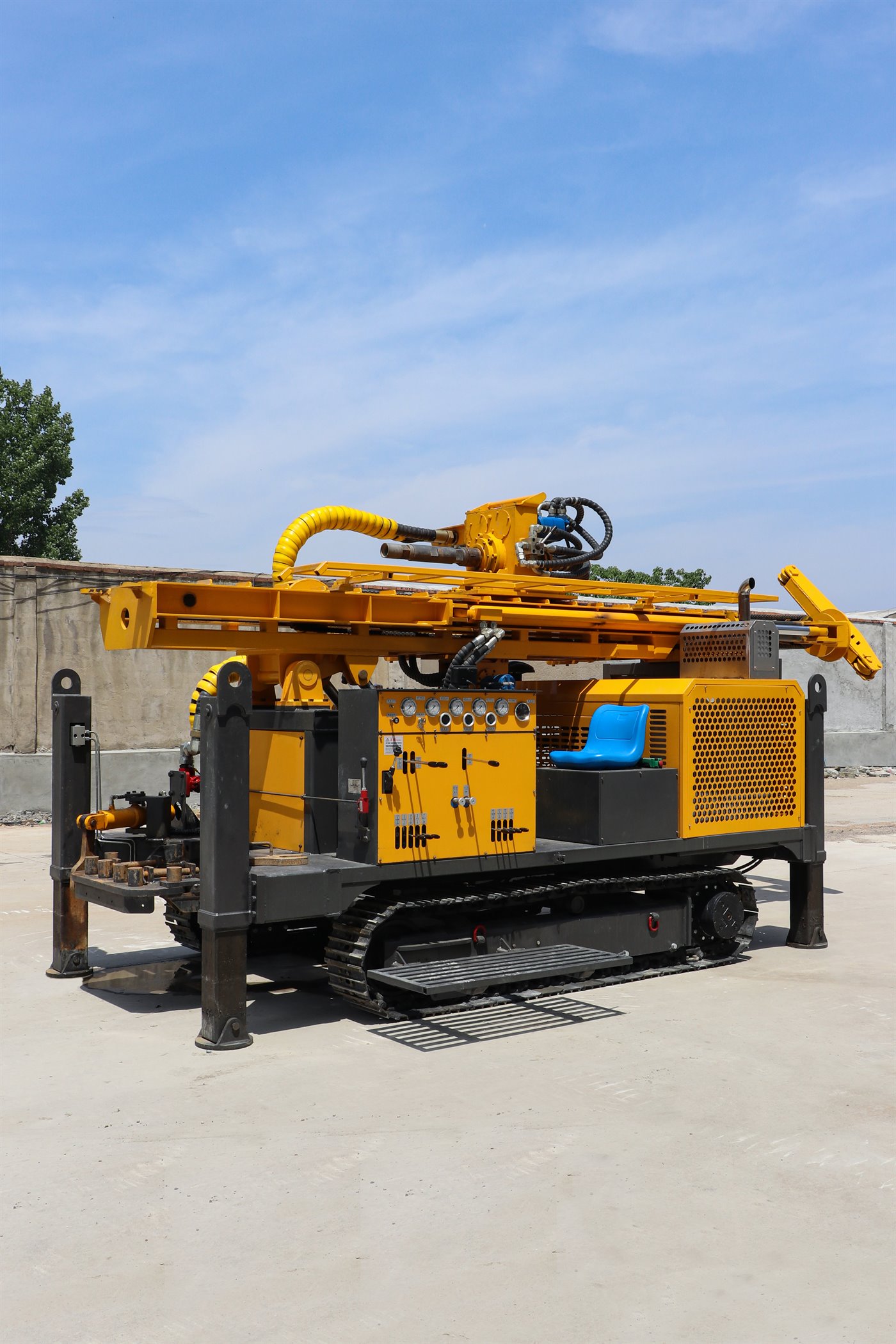 crawler hydraulic drilling rig in factory yard