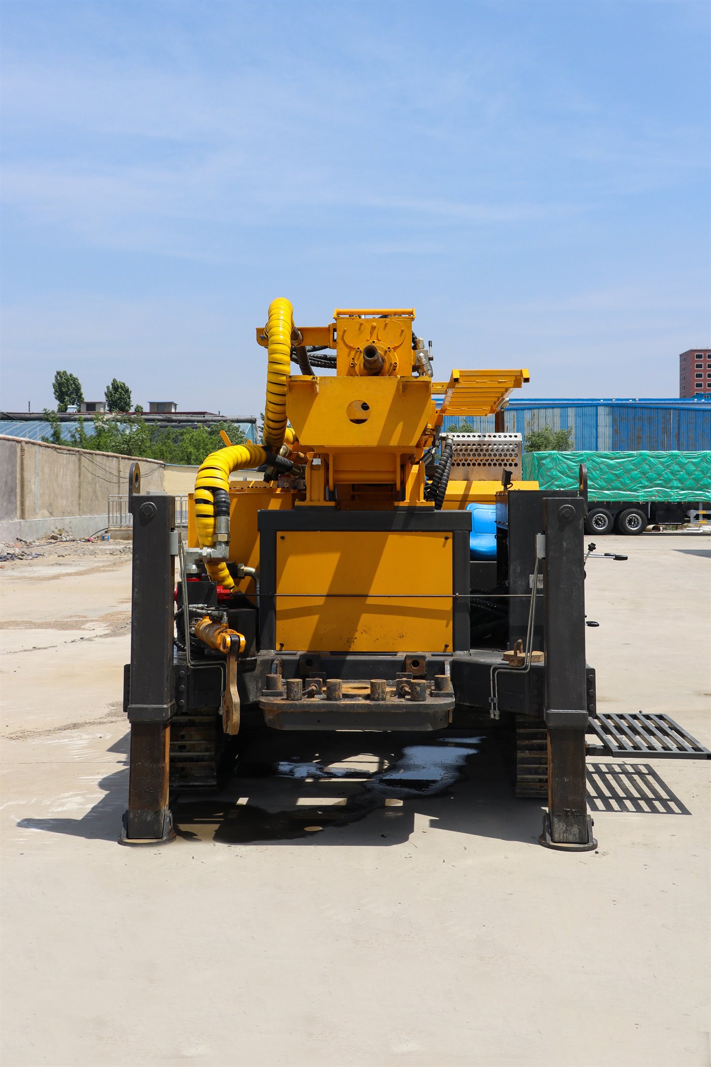 hydraulic drilling rig front view