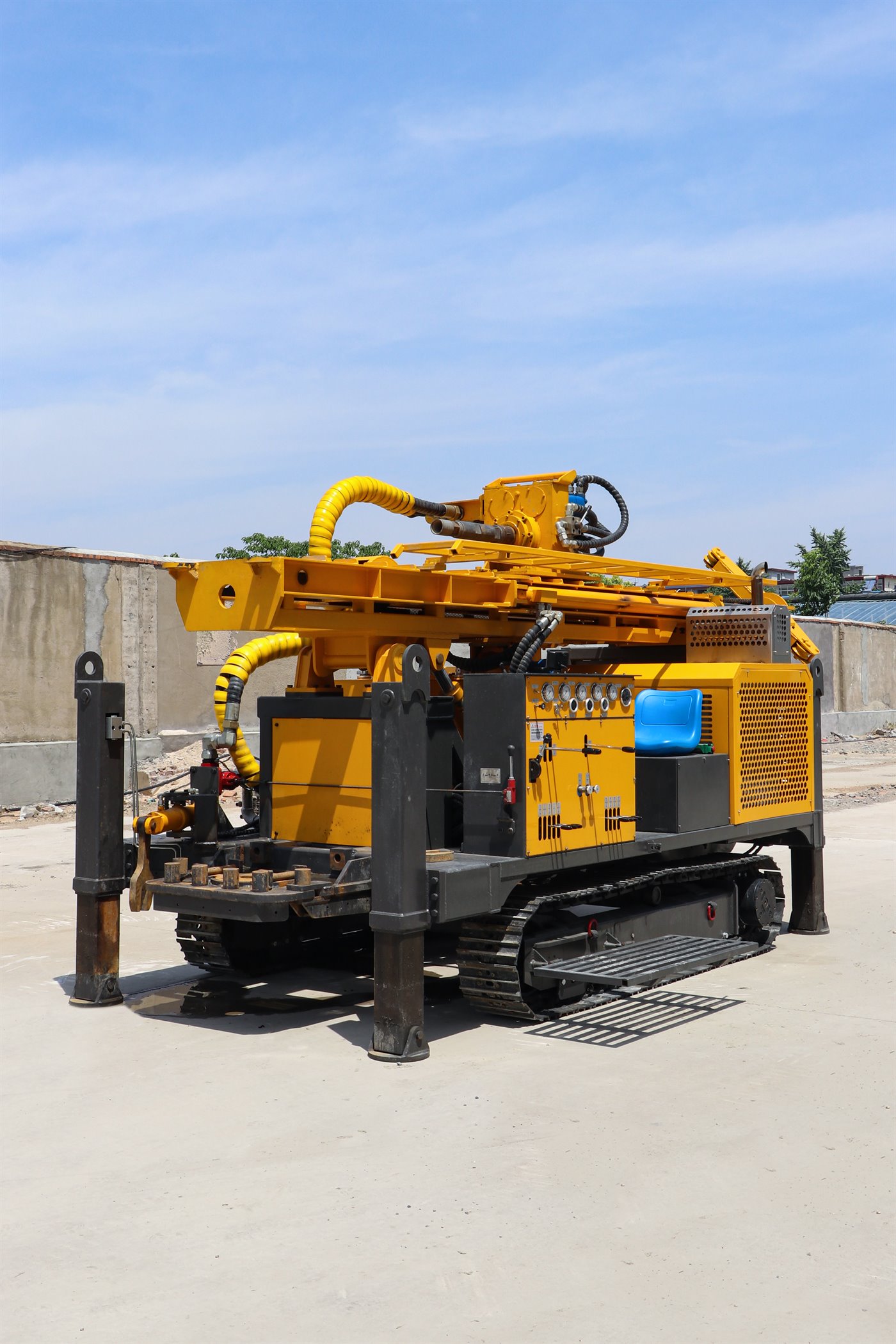 fully hydraulic crawler drilling rig side view